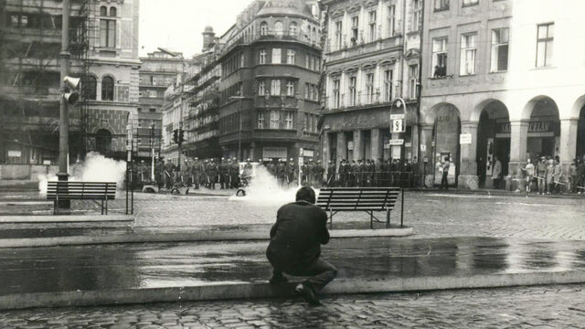 Použití slzného plynu u liberecké radnice. Foto Jan Bartoš